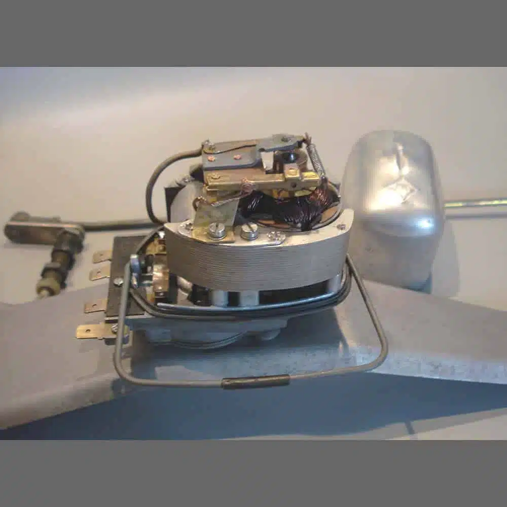 Motor limpiaparabrisas trasero PET: 91162806300 con bastidor de montaje PET:  90162806500 de Porsche 911/912. (1965-1978) - Imagen 2