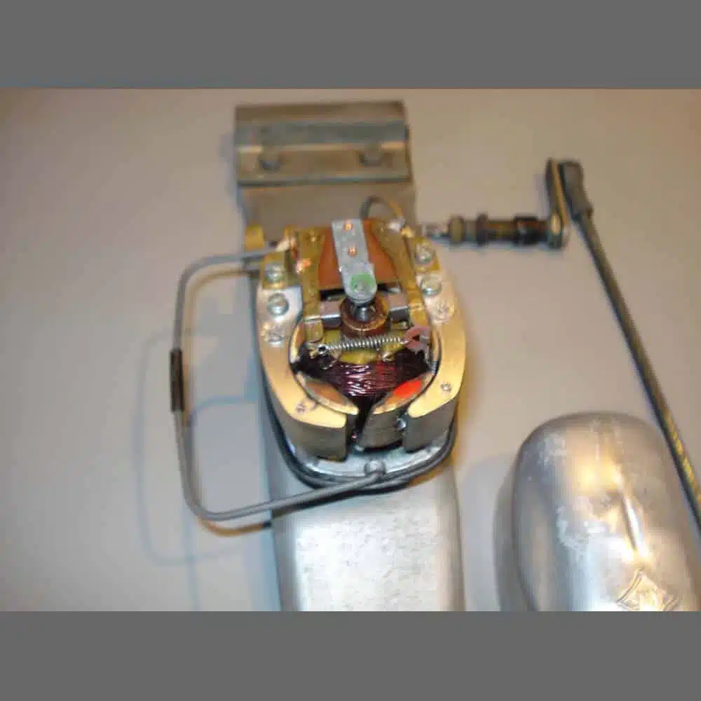 Motor limpiaparabrisas trasero PET: 91162806300 con bastidor de montaje PET:  90162806500 de Porsche 911/912. (1965-1978) - Imagen 3