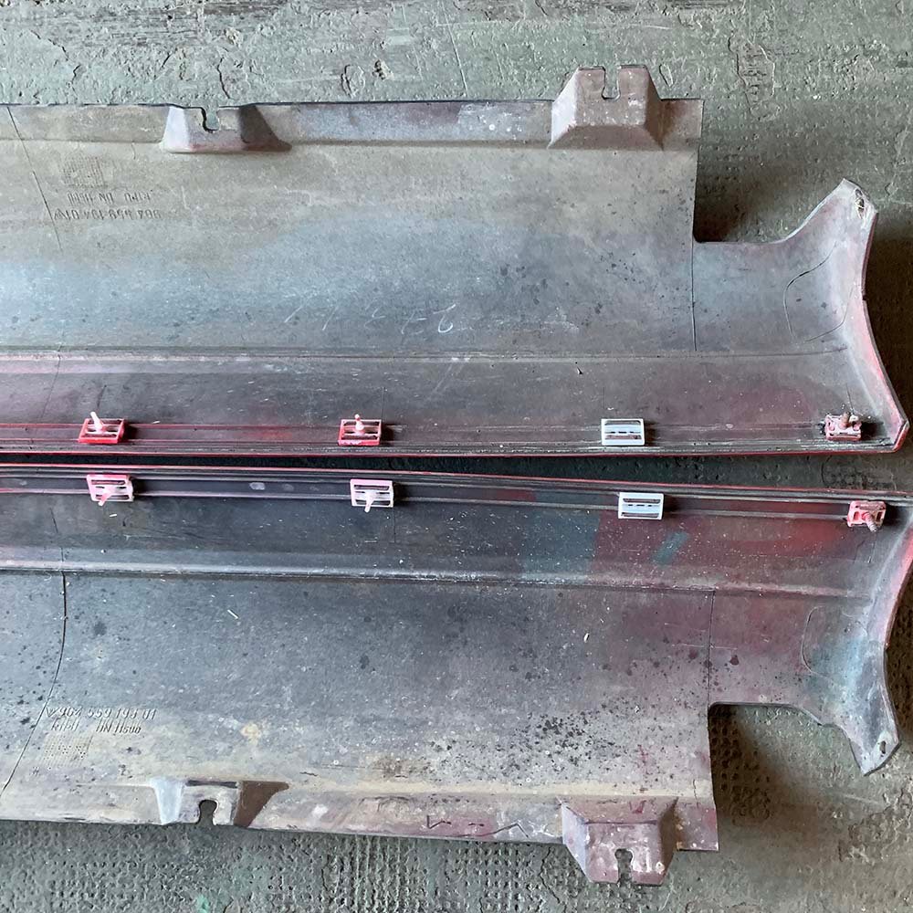 Taloneras laterales Izq. y Dcho. del panel del umbral Porsche 964. Color rojo. PET: 96455919301 / 96455919401 - Imagen 5