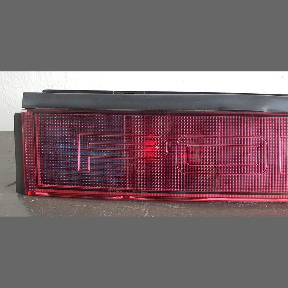 Rear Reflector (Center tail light) Porsche 964 (1989-94). PET: 96463115901 / 96463115900. Flawless. - Image 3